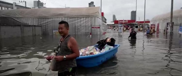 Bangkok Residents Rush to Buy Supplies as Floodwaters Recede