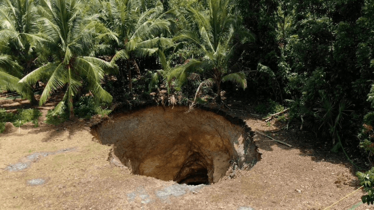 15-meter sinkhole, natuklasan sa Bogo City, Cebu
