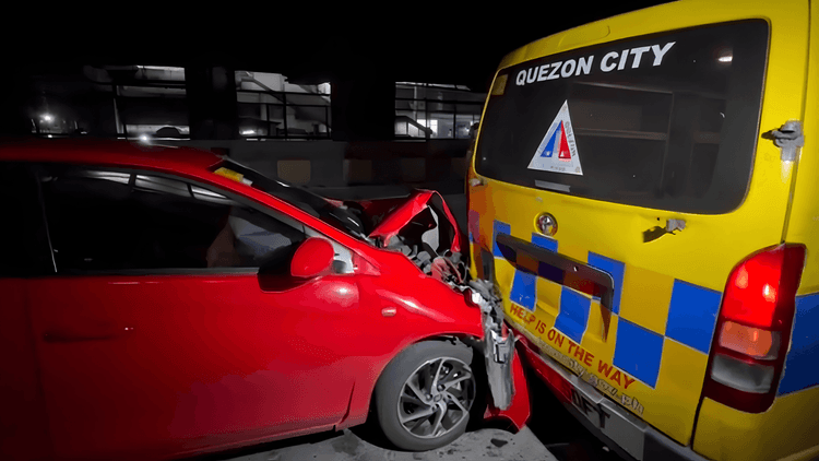TNVS, sumalpok sa ambulansya sa EDSA-Balintawak; 2 sugatan