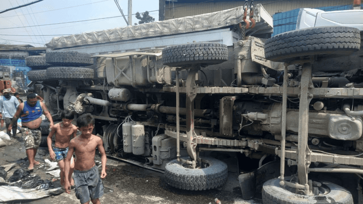 Truck at 3 motorsiklo, nagsalpukan sa Payatas Road