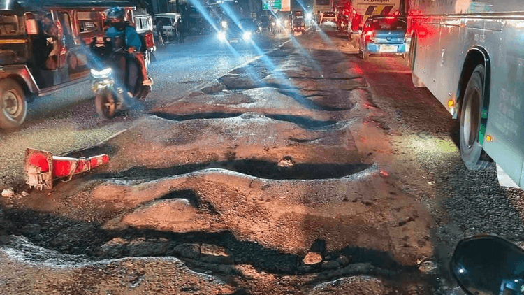 Lubak-lubak na kalsada sa Plaridel, Bulacan, mistulang crater ng buwan