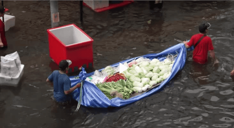 Flooded Bangkok street turns into temporary floating market