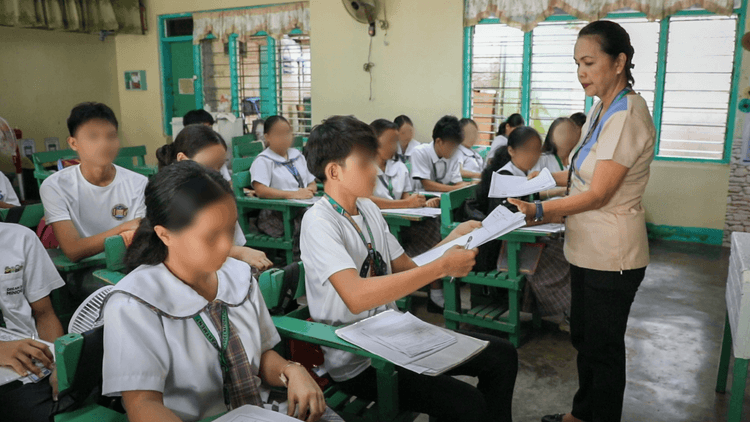 Guro humiling ng TRO laban sa bagong SHS system