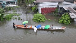 Mga residente, namamangka sa abot-baywang na baha sa San Simon
