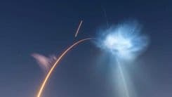 Higanteng jellyfish-like formation, namataan sa kalangitan matapos ang SpaceX rocket launch
