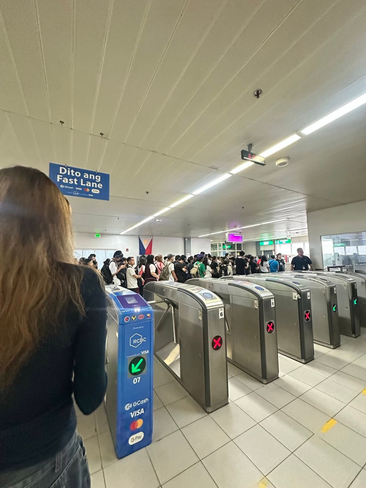 Dagsa ng commuters, sumalubong sa LRT-2 Antipolo Station matapos ang long weekend..jpg