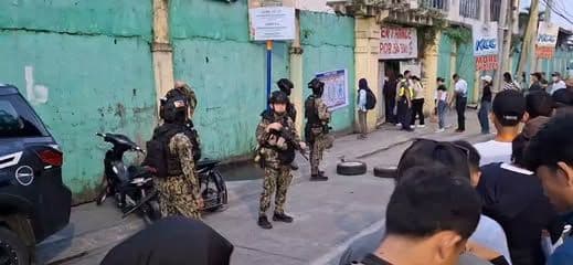 Poll watchers, pinapasok na sa Cotabato City Pilot Central School para sa BARMM elections.jpg