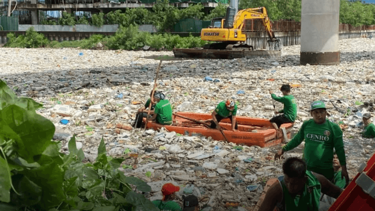 300 toneladang basura, nahakot mula sa Baclaran estero; DPWH Sec. Dizon, tinawag itong 'Garbage Crisis'