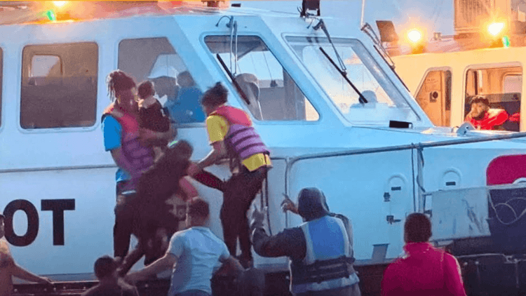 41 patay, 77 nailigtas matapos tumaob ang isang ferry sa baybayin ng Guyana