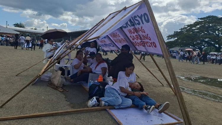 Nagtayo ng pansamantalang masisilungan ang ilang mga kababayan natin na nakilahok sa National Rally for Peace