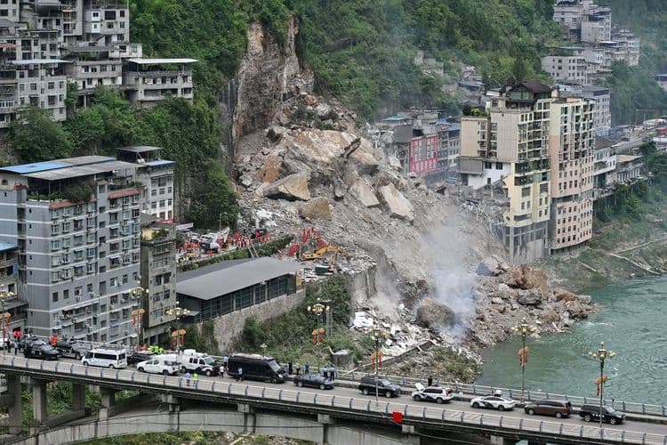34 katao, nasagip matapos pasabugin ang mga tipak ng bato mula sa landslide sa Beijing