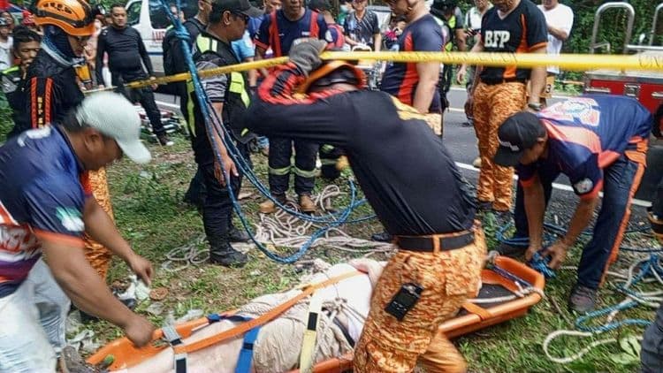 74-anyos na American citizen, nasagip matapos mahulog ang sasakyan sa malalim na bangin sa Bataan