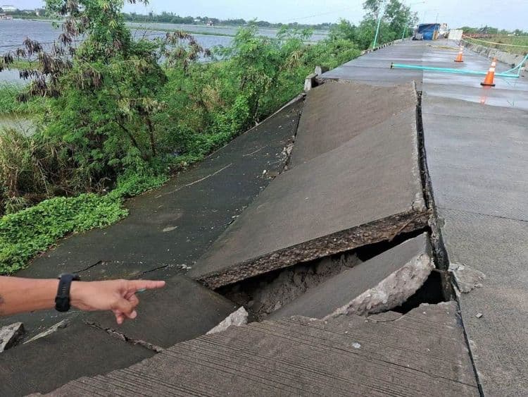 Kalsada sa Minalin, winasak ng ulan
