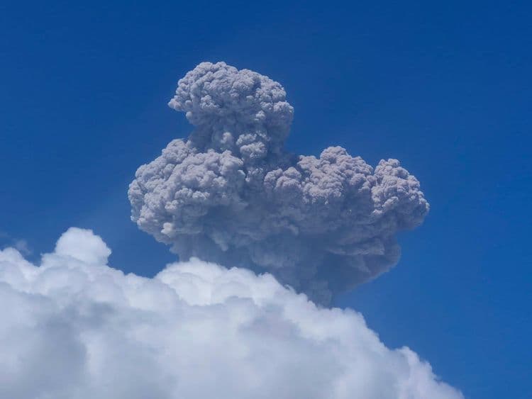 Mala-cauliflower na usok, namataan sa Bulkang Mayon