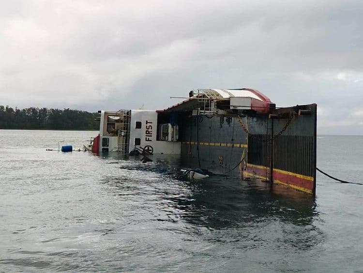 58 pasahero at tripulante, nasagip matapos tumagilid ang barko sa Quezon
