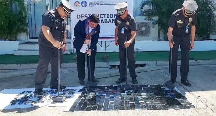 BJMP-10, winasak ang 232 nakumpiskang cellphone sa mga kulungan sa Northern Mindanao