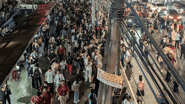 Commuters, stranded sa LRT-2 Santolan Station matapos tamaan ng kidlat ang catenary wire