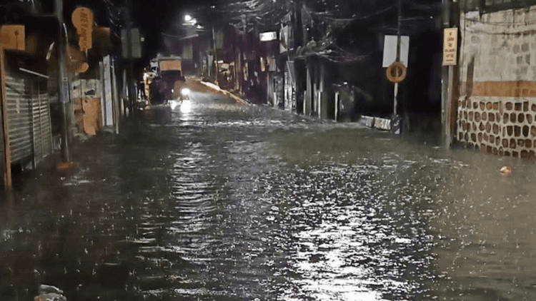 Creek sa North Caloocan, umapaw; nagsanhi ng lagpas-gutter na baha