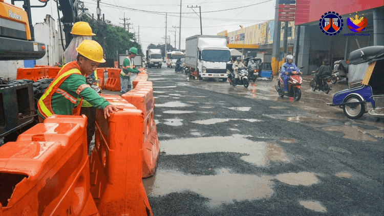 Sandamakmak na lubak, tumambad sa DRT Highway sa Bulacan