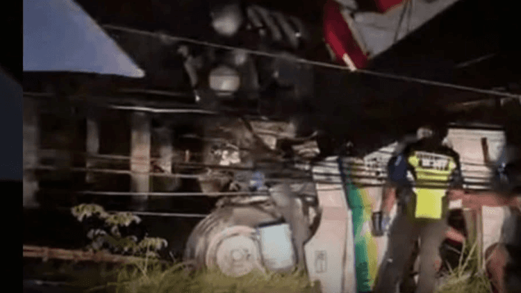 Driver at helper, sugatan matapos sumalpok ang 18-wheeler truck sa railing ng tulay sa NLEX Mexico, Pampanga