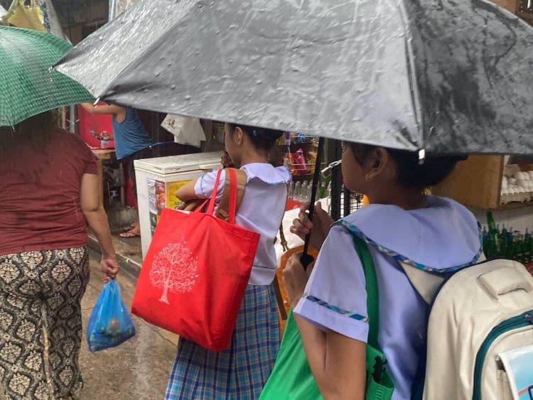 Ilang mag-aaral sa Pasay City, tuloy pa rin sa pagpasok sa kabila ng malakas na ulan
