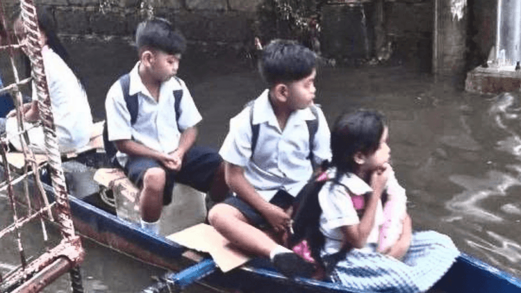 Ligtas na nakarating sa paaralan ang mga estudyante sa Biñan City, Laguna sa tulong ng bangka sa gitna ng baha