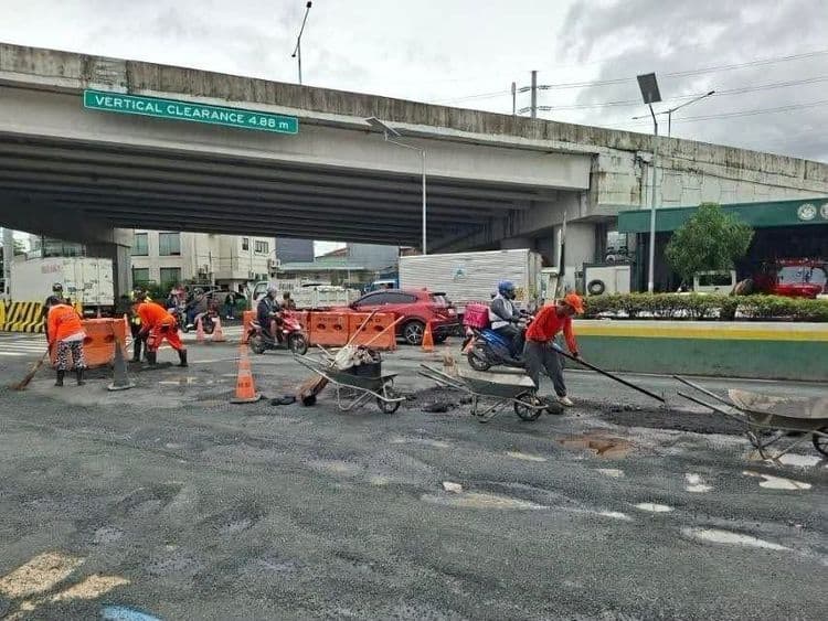 Lokal na Pamahalaan ng Parañaque, nagsagawa ng asphalting works sa Dr. A. Santos Avenue matapos masira ang kalsada dahil sa ulan