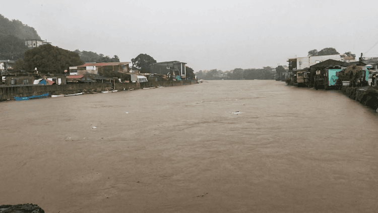 Mataas na lebel ng tubig sa ilog sa Banicain, Olongapo