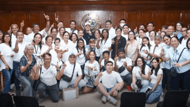 Mayor Isko Moreno, personal na nag-abot ng ₱1 refund at libo-libong halaga sa mga benepisyaryo ng Land for the Landless Program