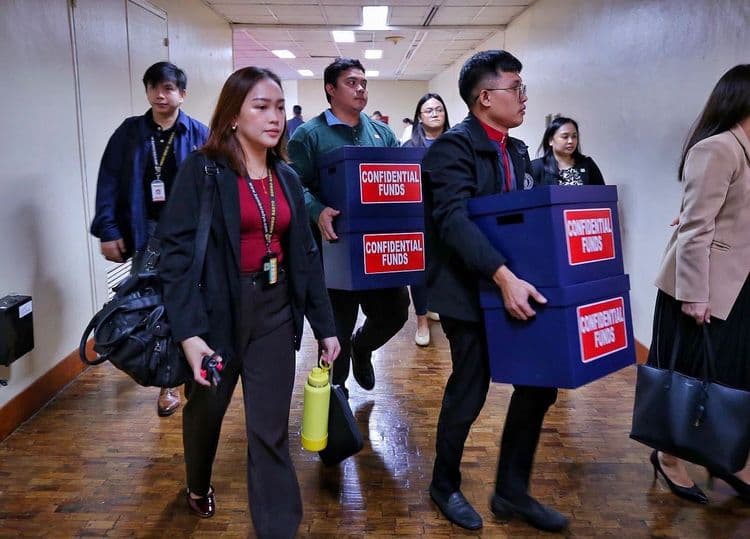 Mga kahong may label na "Confidential Funds," dumating sa Senado para sa impeachment trial ni VP Sara Duterte