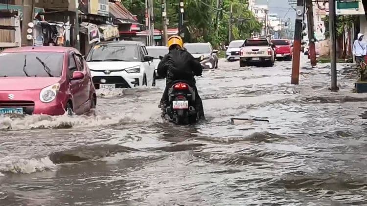 Mga motorista sa Zamboanga City, naperwisyo sa gutter-deep na baha dahil sa malakas na pag-ulan