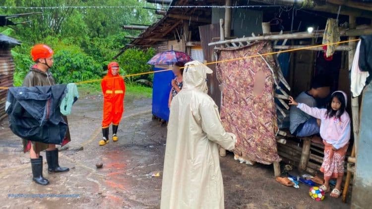 Mga residente malapit sa umaapaw na ilog sa Brgy. Bagong Niing, San Antonio, Quezon, kasalukuyang nililikas
