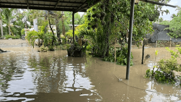 Hanggang tuhod pa rin ang baha sa Negros Occidental