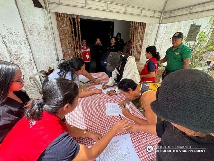 OVP, namahagi ng R.I.I.C.E. bags sa mga pamilyang naapektuhan ng landslide sa Davao City