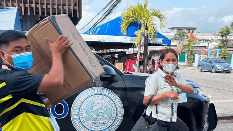 Pamamahagi ng face masks sa Bacacay, Albay matapos ang uson ng Bulkang Mayon
