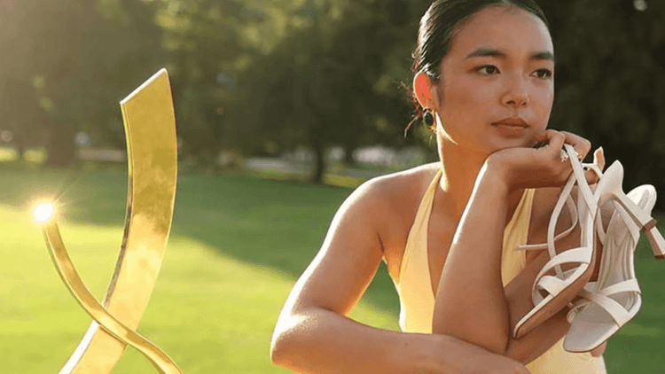 Pinay tennis superstar Alex Eala, nagningning sa photoshoot kasama ang Mubadala DC Open trophy