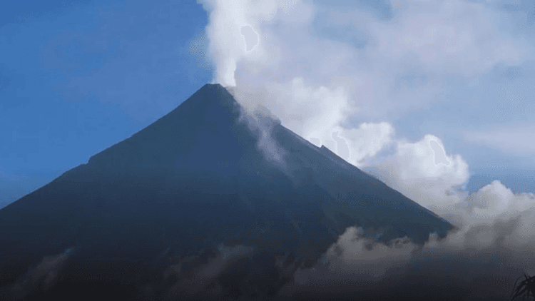 PHIVOLCS: Posibleng panibagong pagsabog ng Bulkang Mayon, ibinabala dahil sa biglaang pagtaas ng SO₂ emission