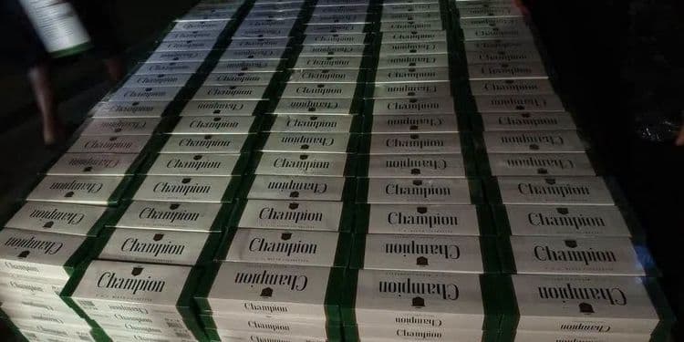 Pulis at negosyante, nahuling nagpupuslit ng mahigit ₱1.8M smuggled na sigarilyo sa Zamboanga del Norte