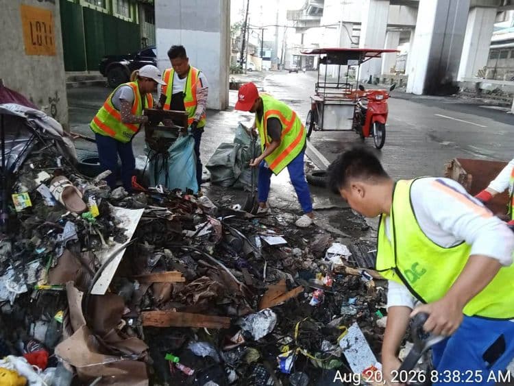 Sako-sakong basura, naipon sa Brgy. Manresa, Quezon City matapos ang ulan at baha