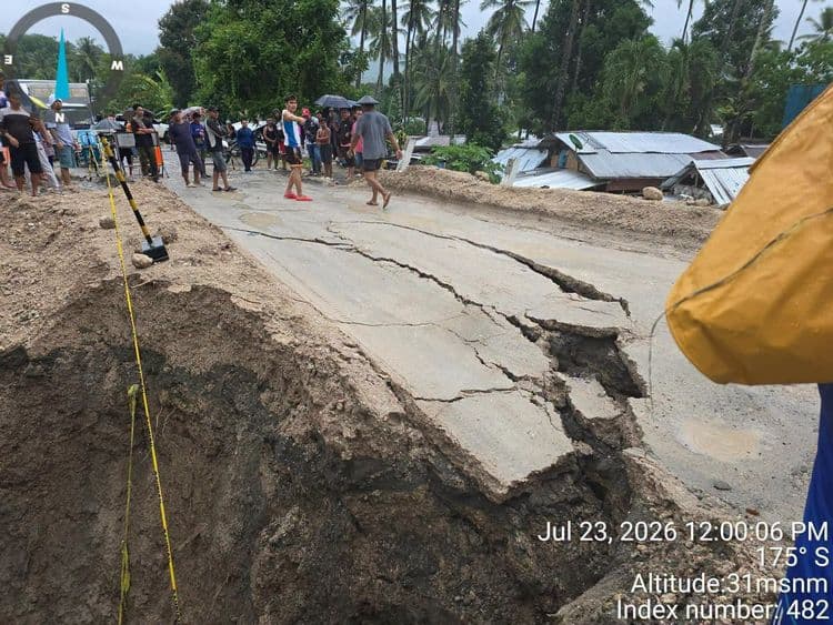 Sapu Masla Bridge sa Malapatan, Sarangani, hindi passable sa mga motorista dahil sa bitak at pagbaha