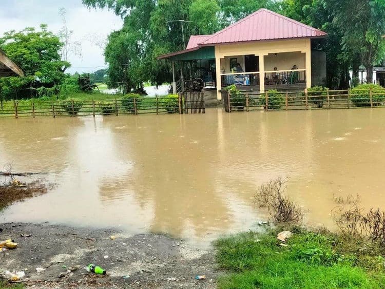 Kalsada o ilog? Sitwasyon sa Barangay Banaoang East, Moncada, Tarlac dahil sa baha