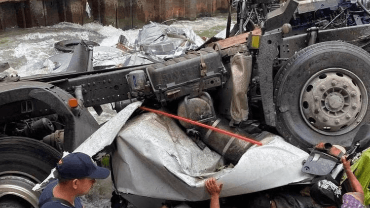 Tatlong indibidwal, nailigtas matapos mahulog ang sinasakyang trailer truck sa sapa sa Bukidnon