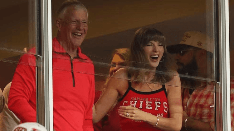 Taylor Swift, todo-suporta kay Travis Kelce sa laban ng Kansas City Chiefs