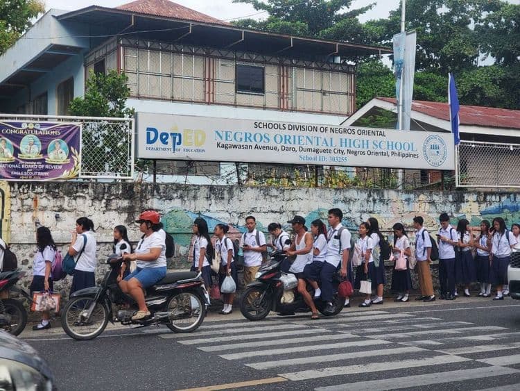 Mahabang pila at bag check, sumambulat sa Negros Oriental High School