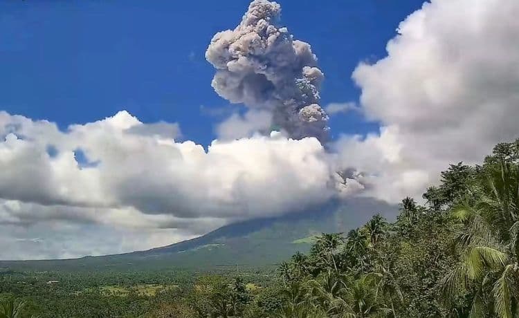 Bulkang Mayon, muling nagbuga ng abo; sapilitang paglikas, ipinatupad sa Tabaco City