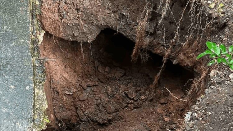 Mga sinkhole, lumitaw sa ilang barangay sa Dinalupihan, Bataan bunsod ng malalakas na pag-ulan ng habagat