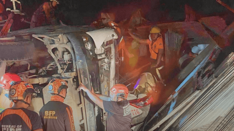 Taxi driver, naligtas matapos maipit sa bumagsak na dump truck sa Quezon City