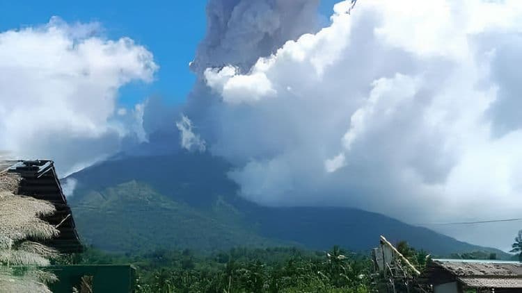 Mayon Volcano, itinaas sa Alert Level 3