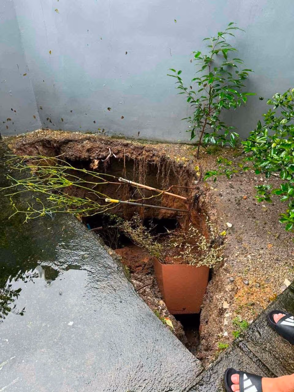 mga-sinkhole-lumitaw-dinalupihan-bataan-habagat.jpg
