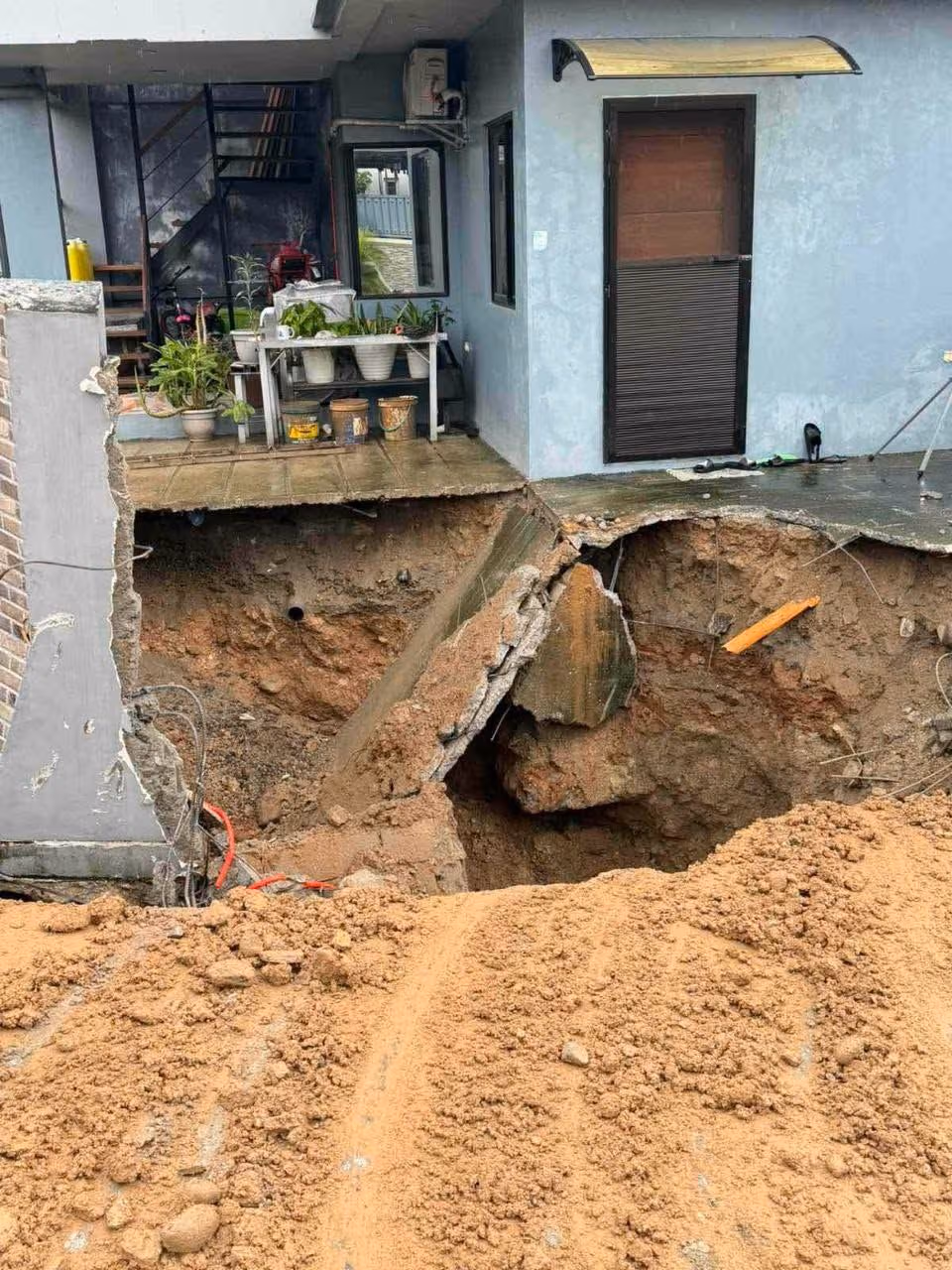 mga-sinkhole-lumitaw-dinalupihan-bataan-habagat..jpg